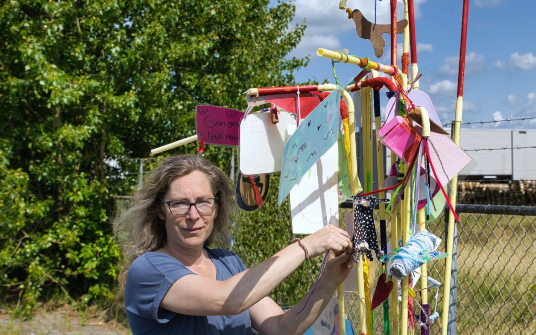 Kinderen basisschool maken Vrijheidsboom